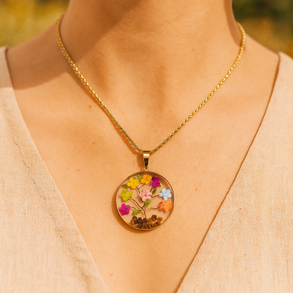 Collar Árbol de la Vida en Baño de Oro 14K con Flores de Sáuco, Piedras Naturales de Ojo de Tigre y Cadena de Acero Inoxidable