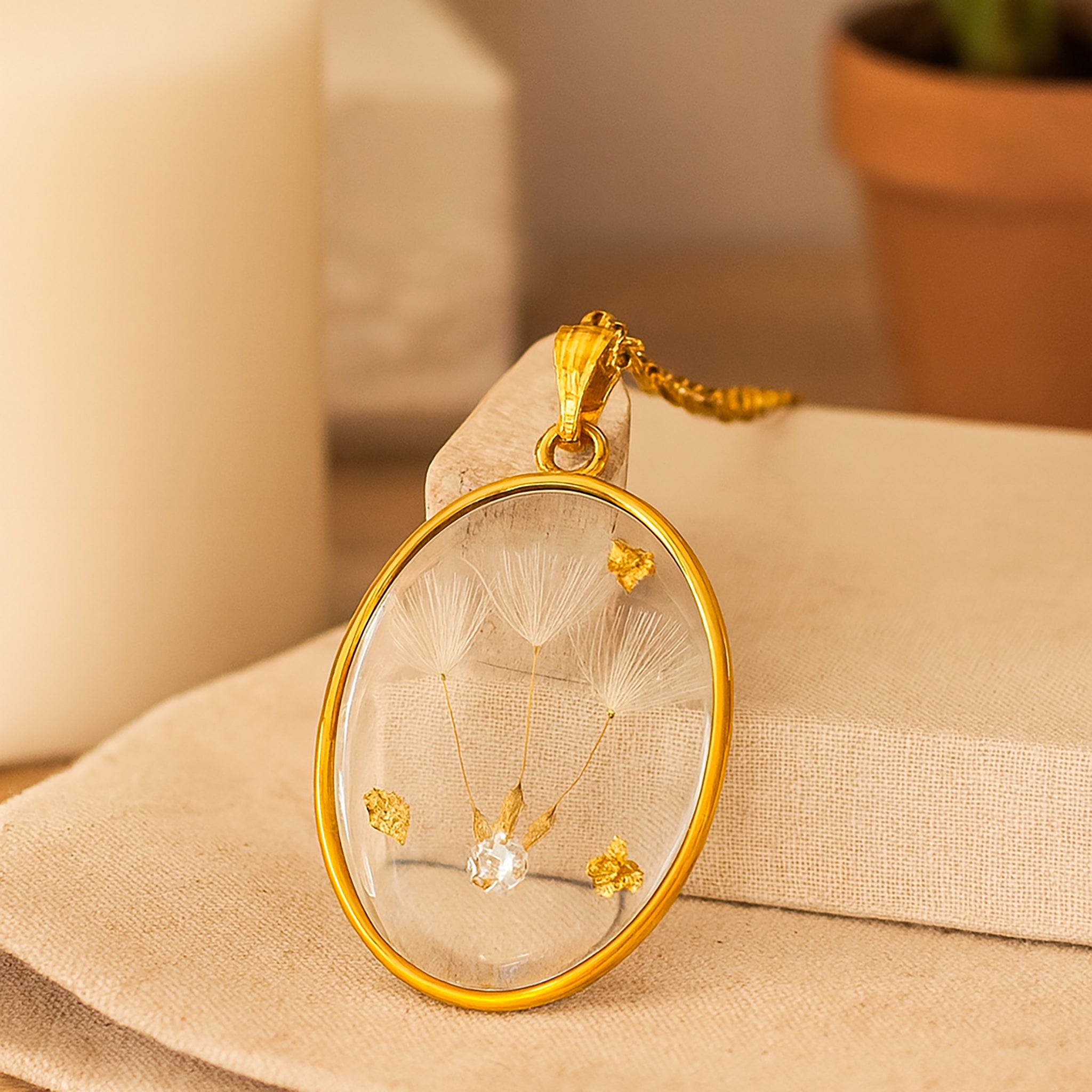 Collar de Acero Inoxidable Dorado con Diente de León con Zirconia Blanca y Papel de Oro