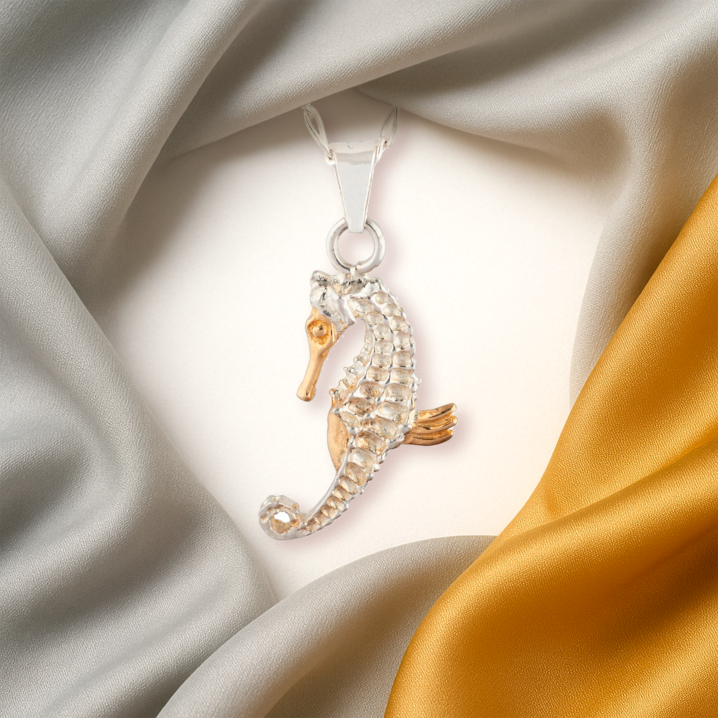 Collar de Caballito de Mar en Plata y Baño de Oro de 14 K