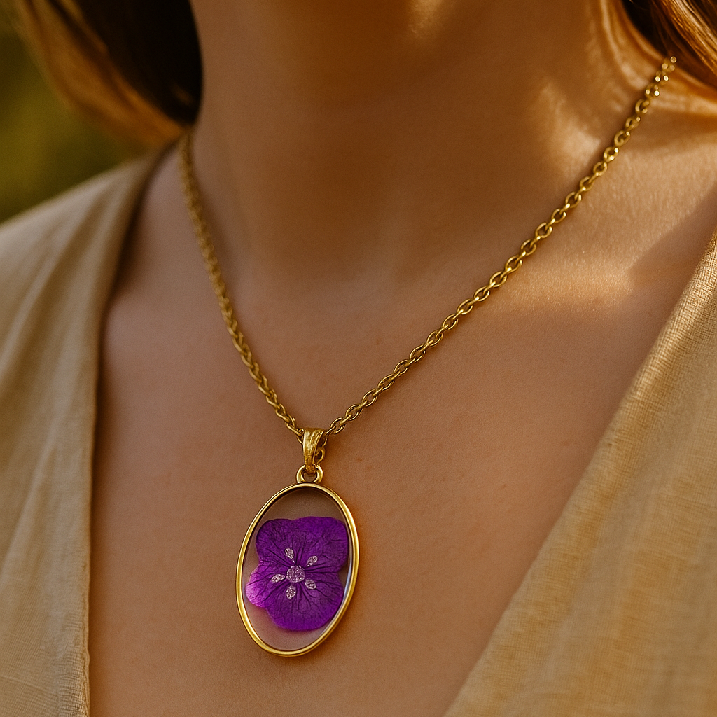 Collar de Acero Inoxidable con Flor de Hortensia Natural y Zirconias Blancas