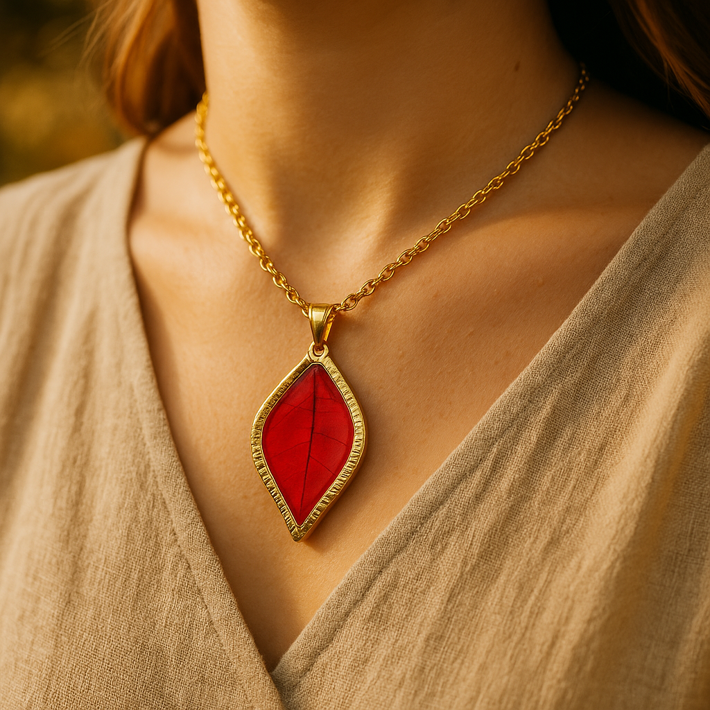 Collar de Acero Inoxidable Dorado con Hoja de Bugambilia Roja