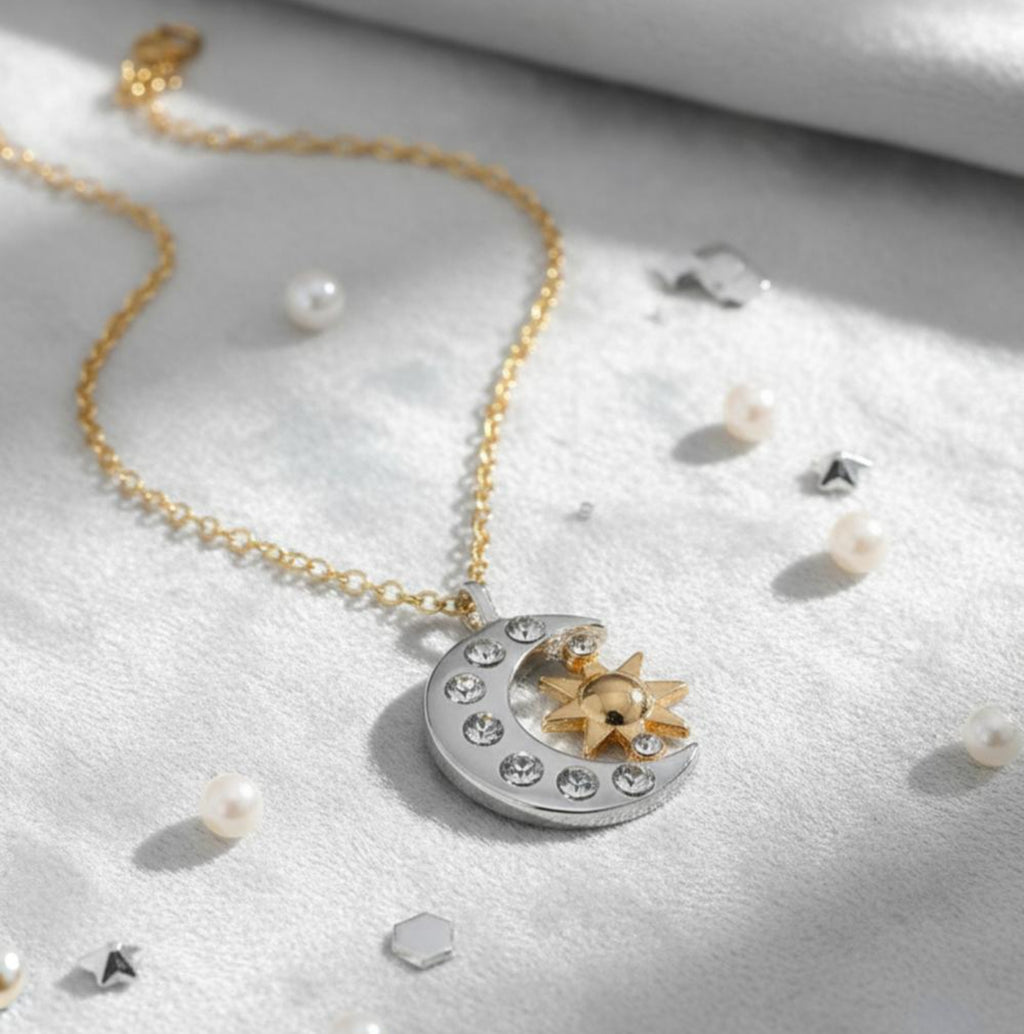 Collar Eclipse de Sol, Luna y Estrellas Plateado con Dorados y Zirconias