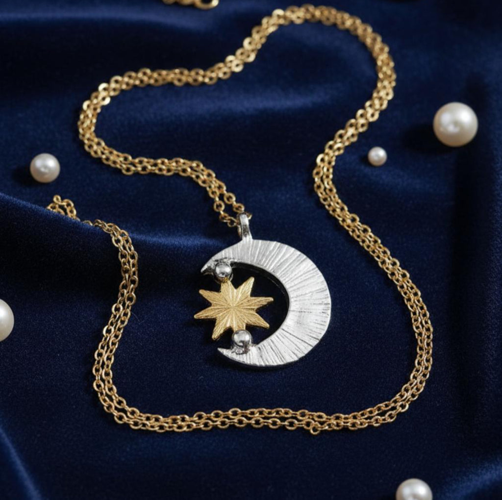 Collar Eclipse de Sol, Luna y Estrellas Plateado con Dorados y Zirconias