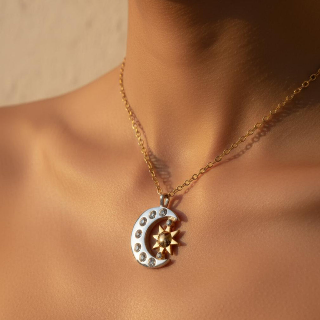 Collar Eclipse de Sol, Luna y Estrellas Plateado con Dorados y Zirconias