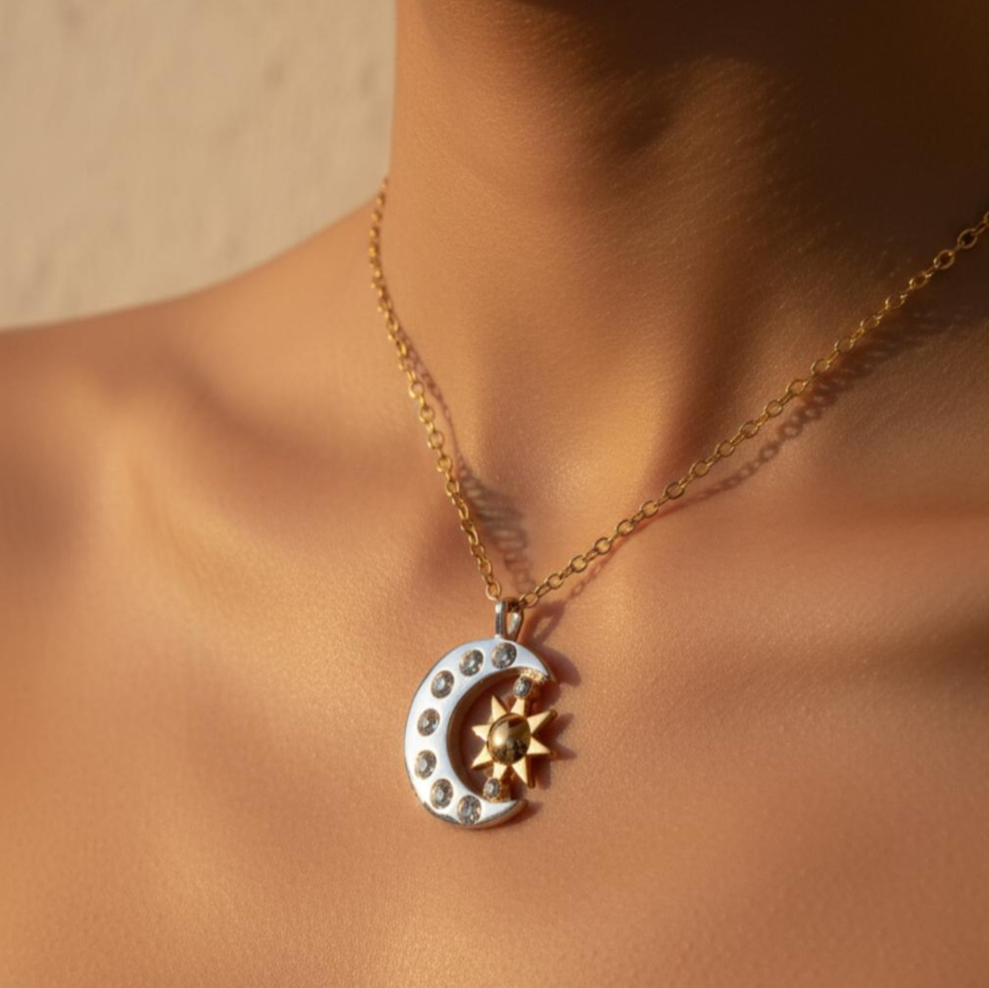 Collar Eclipse de Sol, Luna y Estrellas Plateado con Dorados y Zirconias