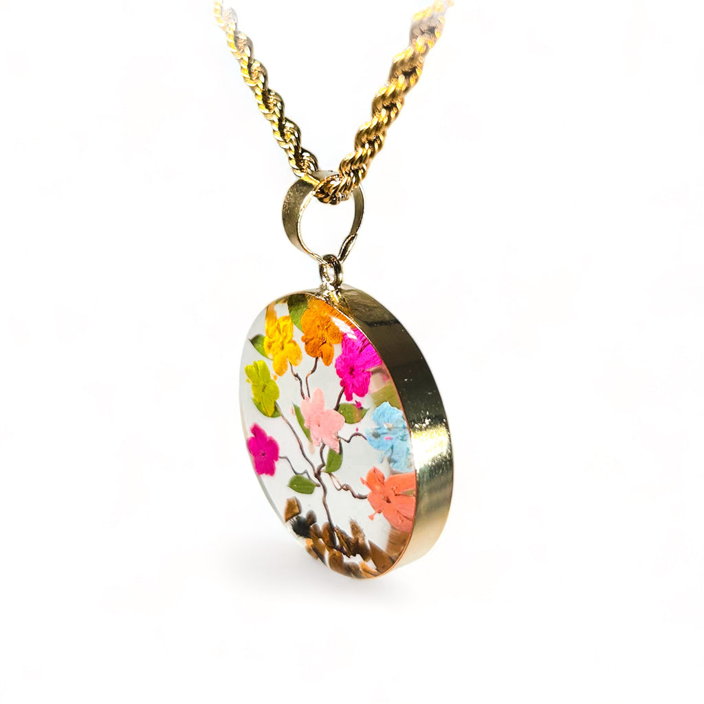 Collar Árbol de la Vida en Baño de Oro 14K con Flores de Sáuco, Piedras Naturales de Ojo de Tigre y Cadena de Acero Inoxidable
