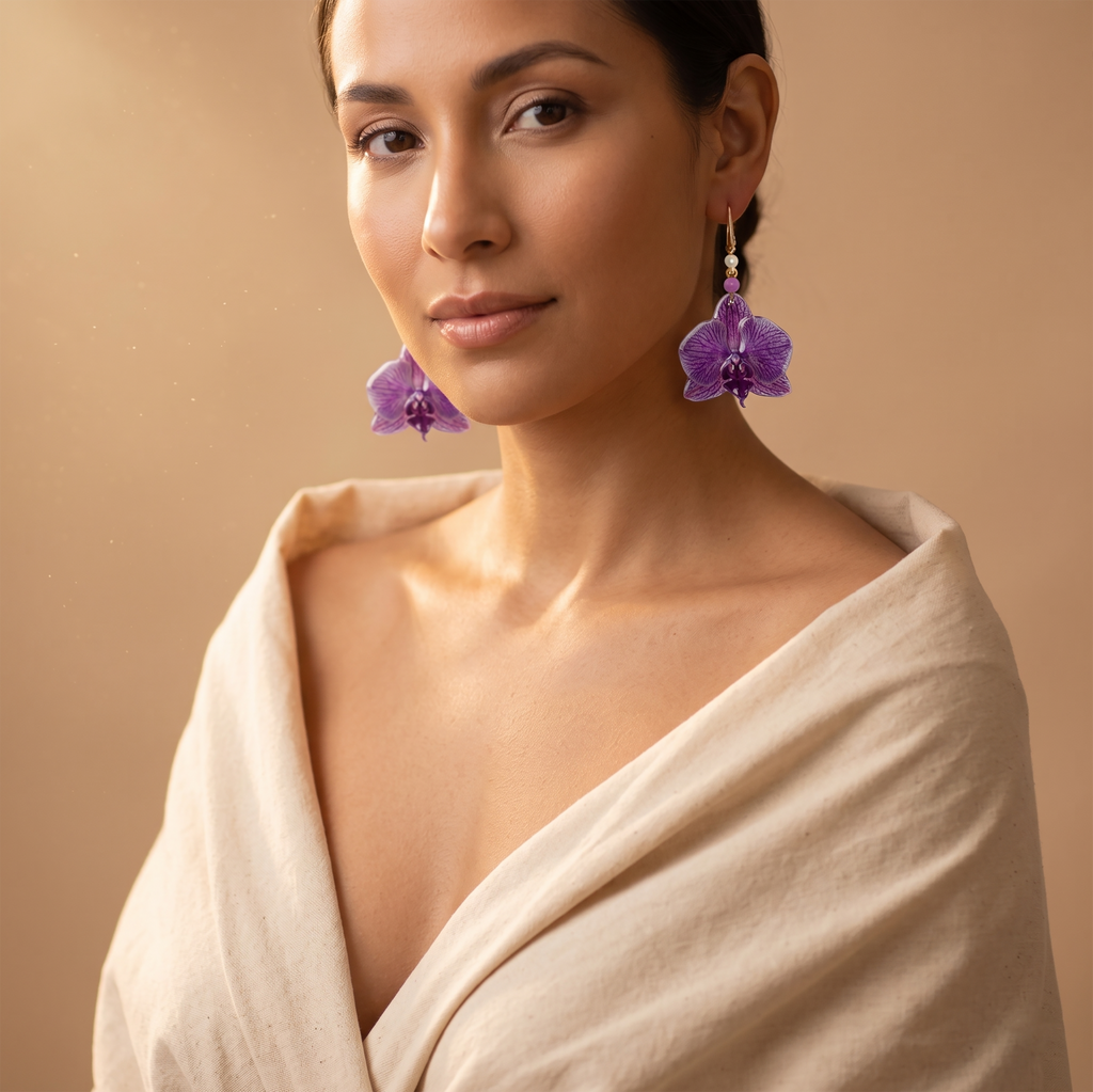 Aretes con Flor de Orquídea Natural y Piedras de Amatista y Perla Mallorca Elaborados en Baño de Oro
