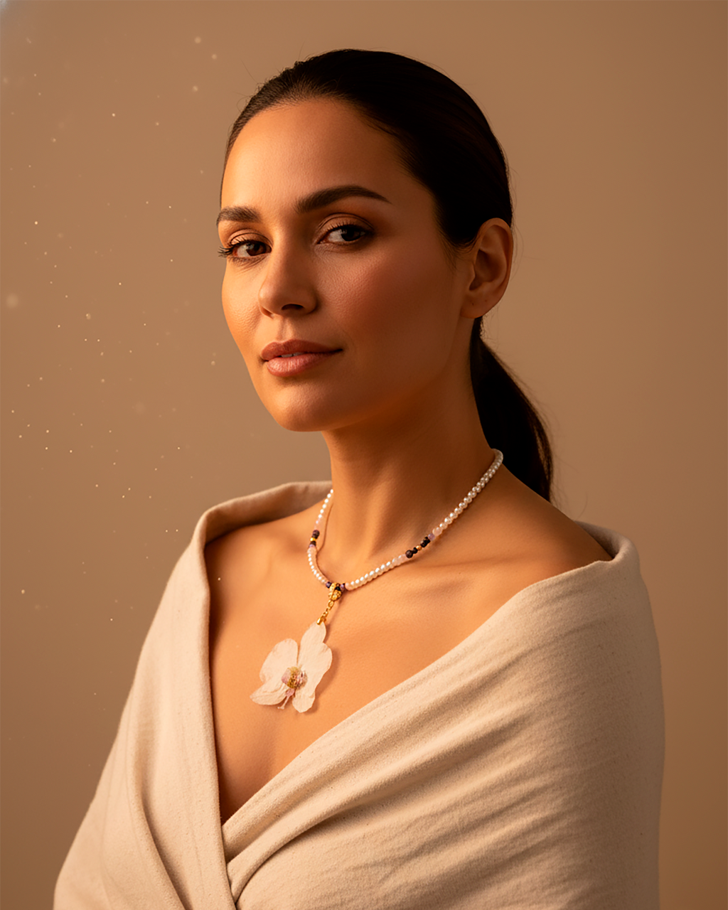 Collar Orquídea Natural con Piedras Naturales de Amatista, Cuarzo Rosa y Perla Mallorca en Baño de Oro