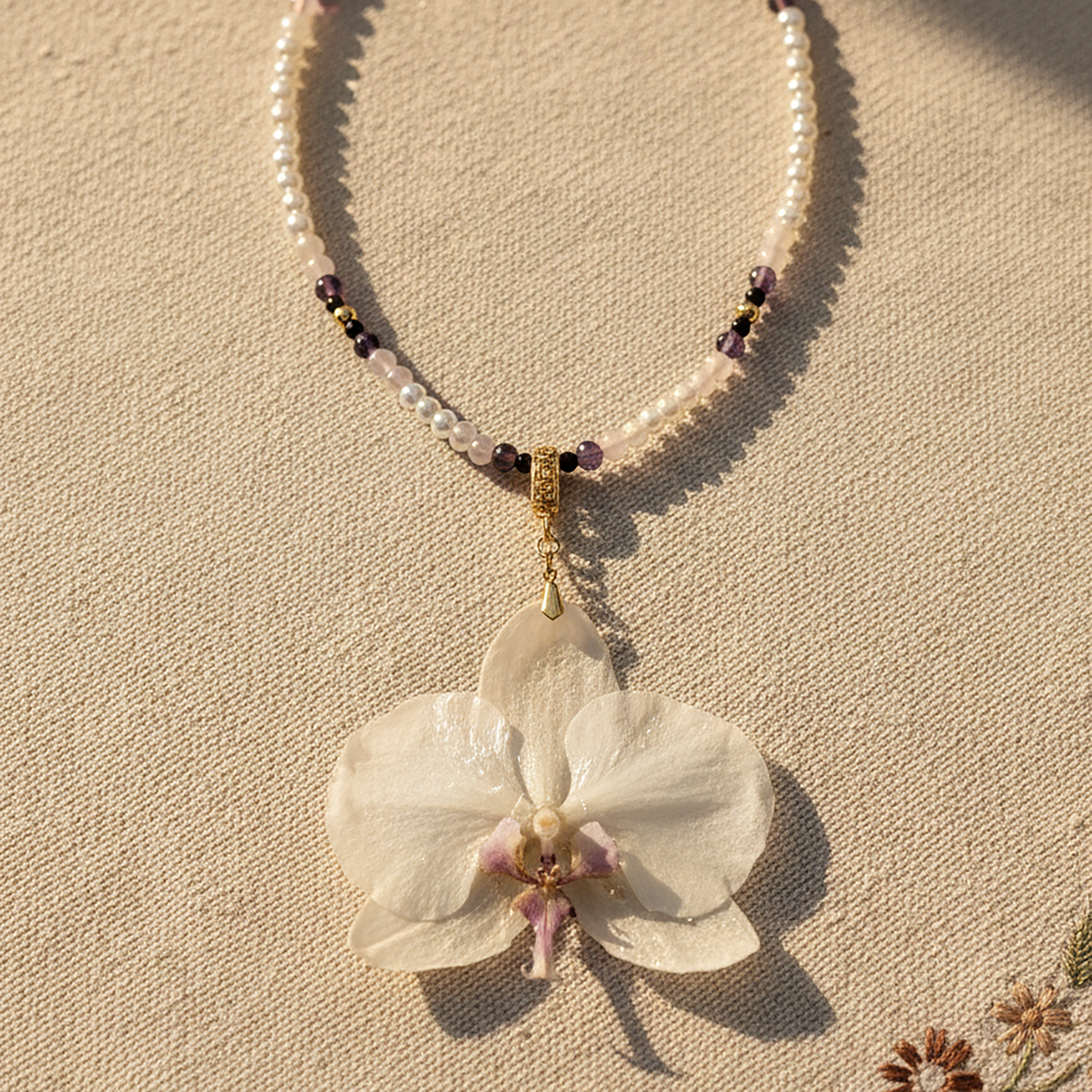 Collar Orquídea Natural con Piedras Naturales de Amatista, Cuarzo Rosa y Perla Mallorca en Baño de Oro