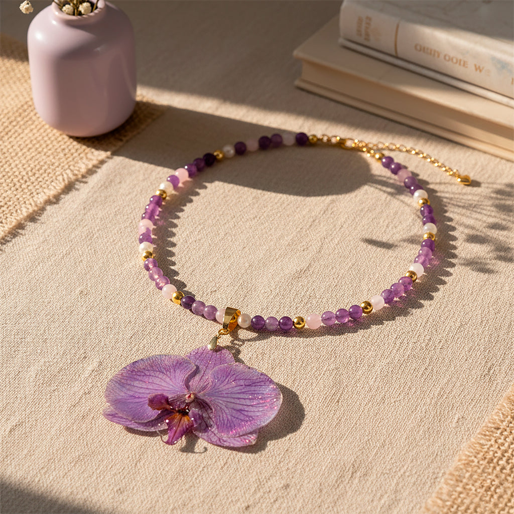 Collar Orquídea Natural con Piedras Naturales de Amatista, Cuarzo Rosa y Perla Mallorca en Baño de Oro