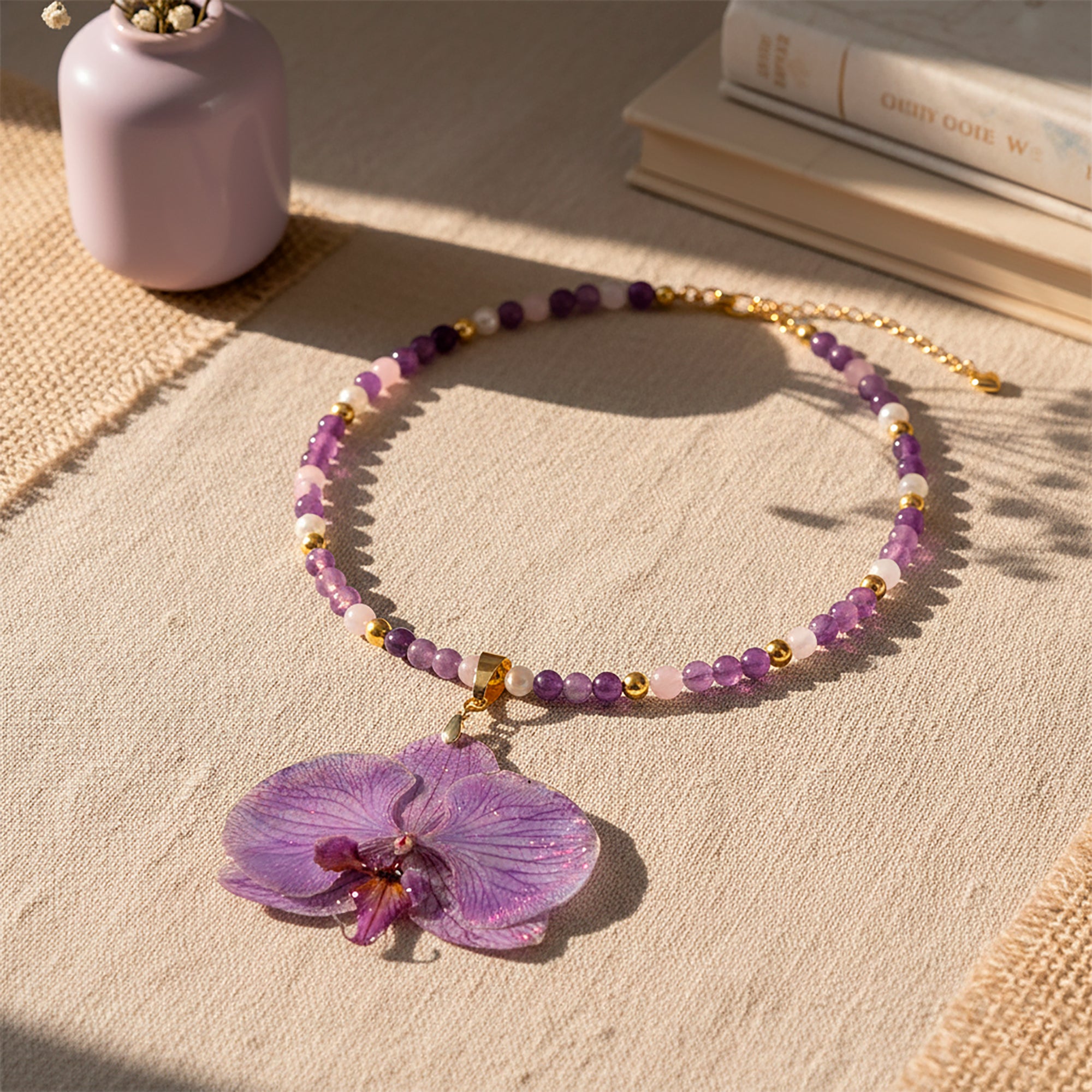 Collar Orquídea Natural con Piedras Naturales de Amatista, Cuarzo Rosa y Perla Mallorca en Baño de Oro