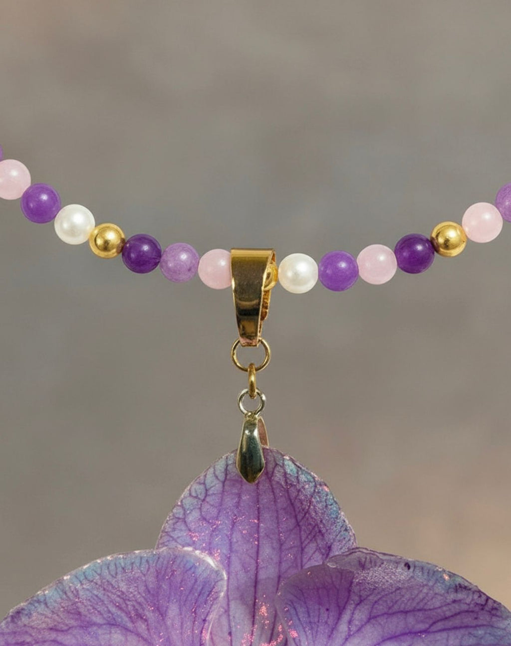 Collar Orquídea Natural con Piedras Naturales de Amatista, Cuarzo Rosa y Perla Mallorca en Baño de Oro