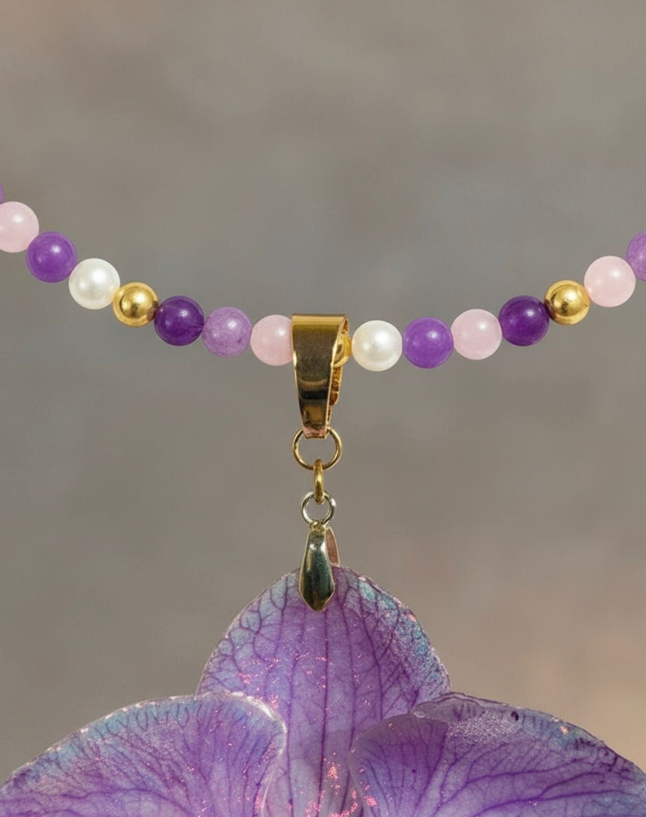 Collar Orquídea Natural con Piedras Naturales de Amatista, Cuarzo Rosa y Perla Mallorca en Baño de Oro
