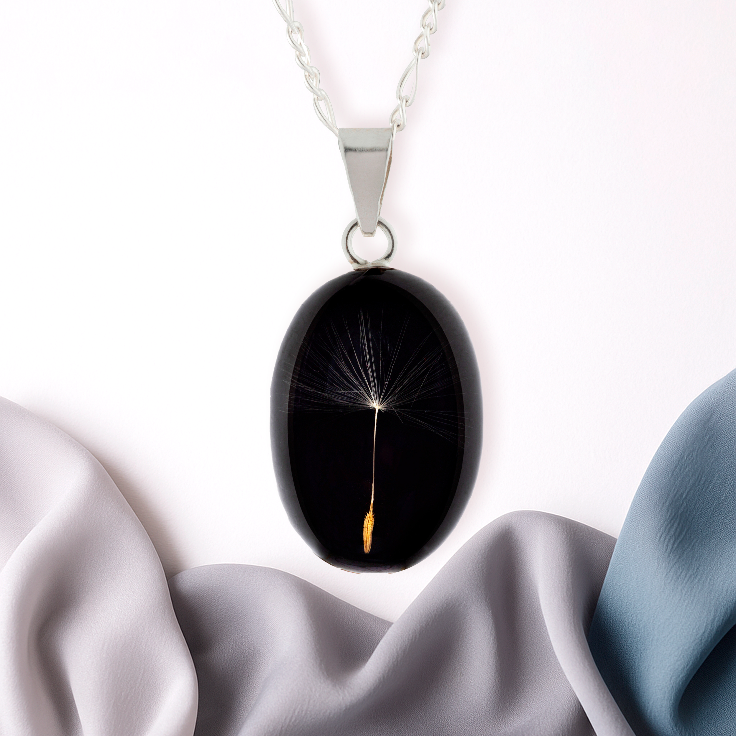 Collar de Plata con Semilla de Diente de León en Fondo Negro