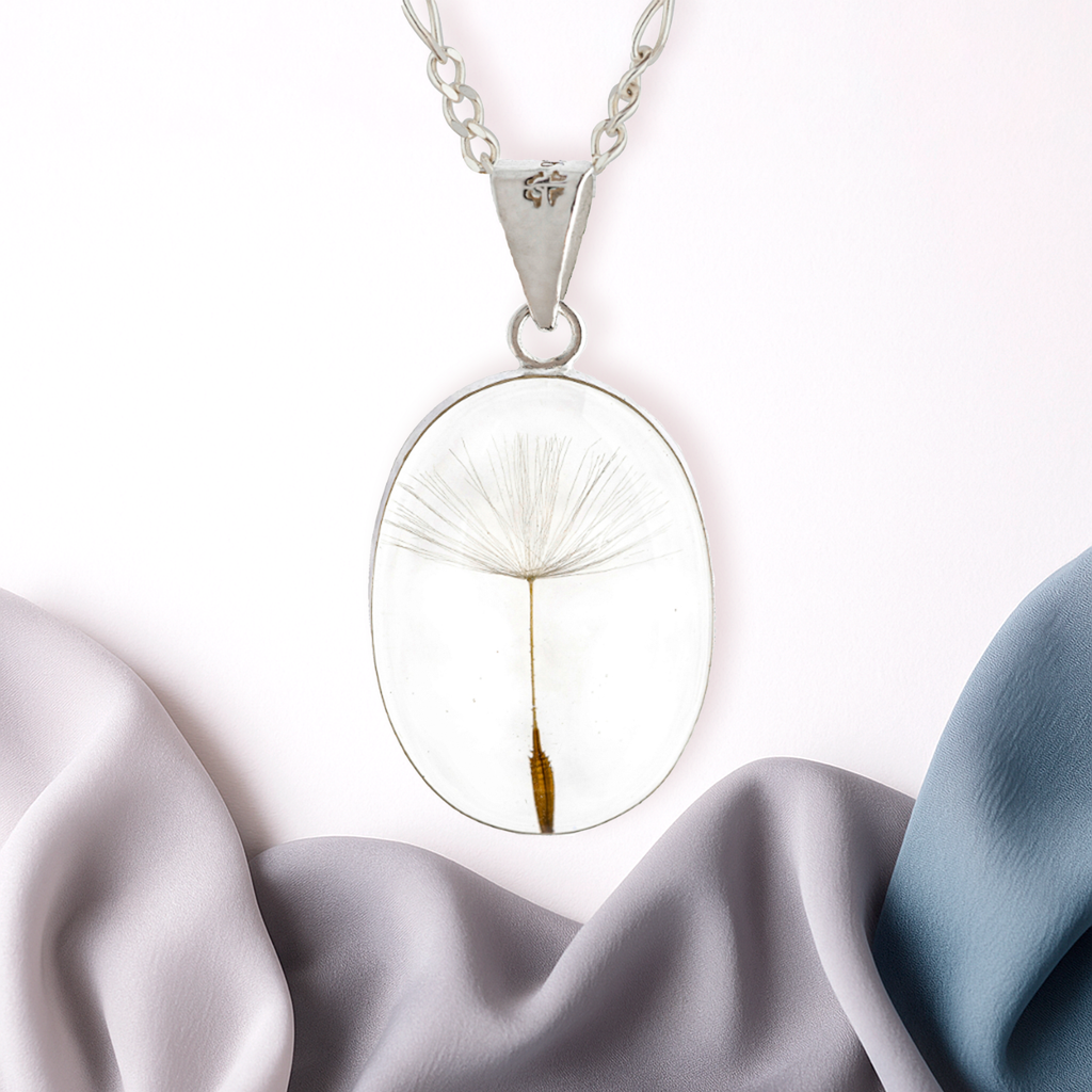 Collar de Plata con Semilla de Diente de León en Fondo Transparente