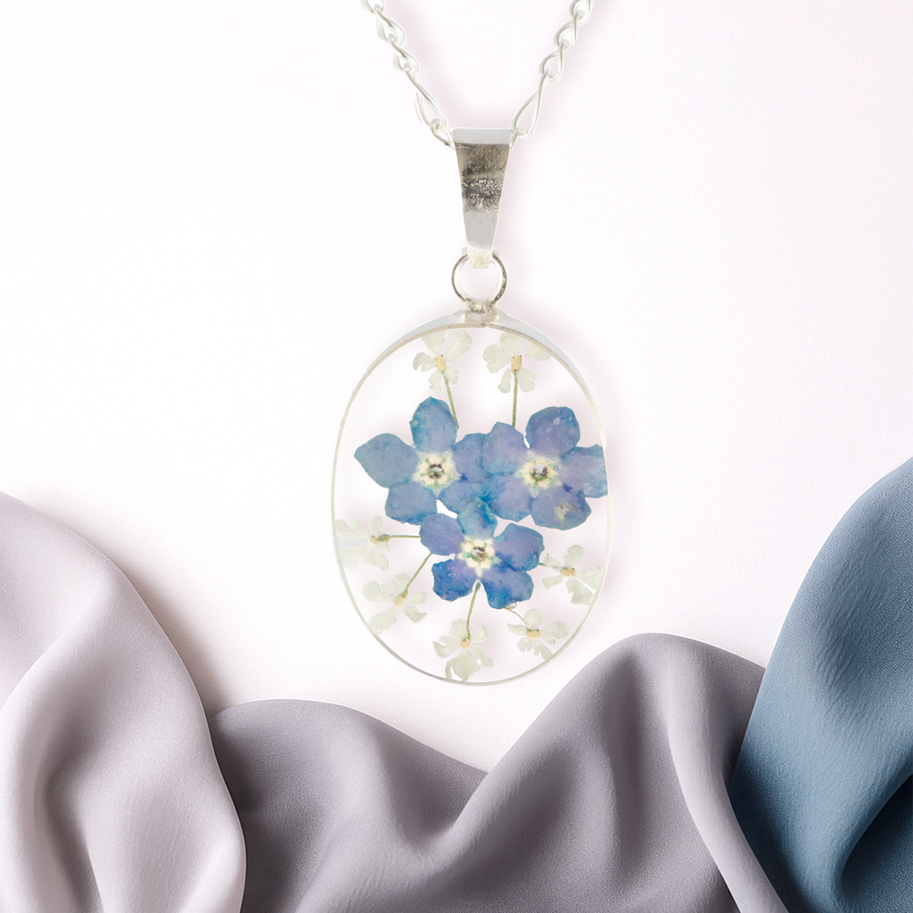 Collar con Flores de Nomeolvides y Encaje Natural en Corazón de Plata