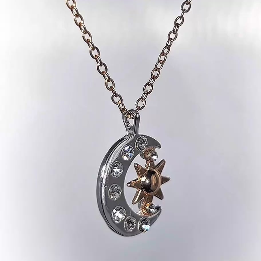 Collar Eclipse de Sol, Luna y Estrellas Plateado con Dorados y Zirconias